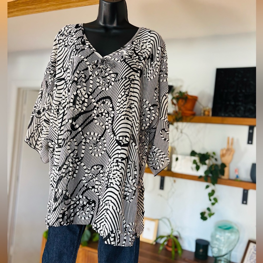 Black and White XL Top – 100% Polyester, Made in Canada